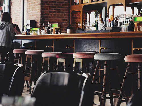 lesbische vrouw in cafe